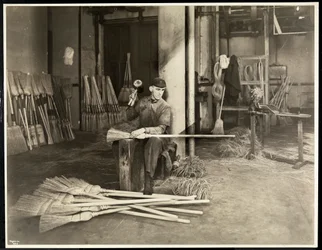 Hombre ciego colocando aros de hierro en escobas en el edificio Bourne Memorial, Nueva York, 1921